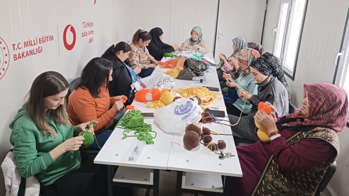 DEİK Konteyner Kentte Açılan Keçe Aksesuarları Yapımı Kursumuz